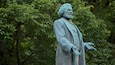 Frederick Douglass Statue que incluye una estatua o escultura