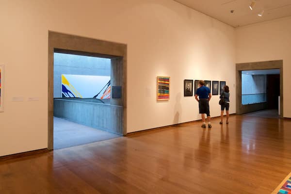 Everson Museum of Art qui includes vues intérieures et art aussi bien que couple