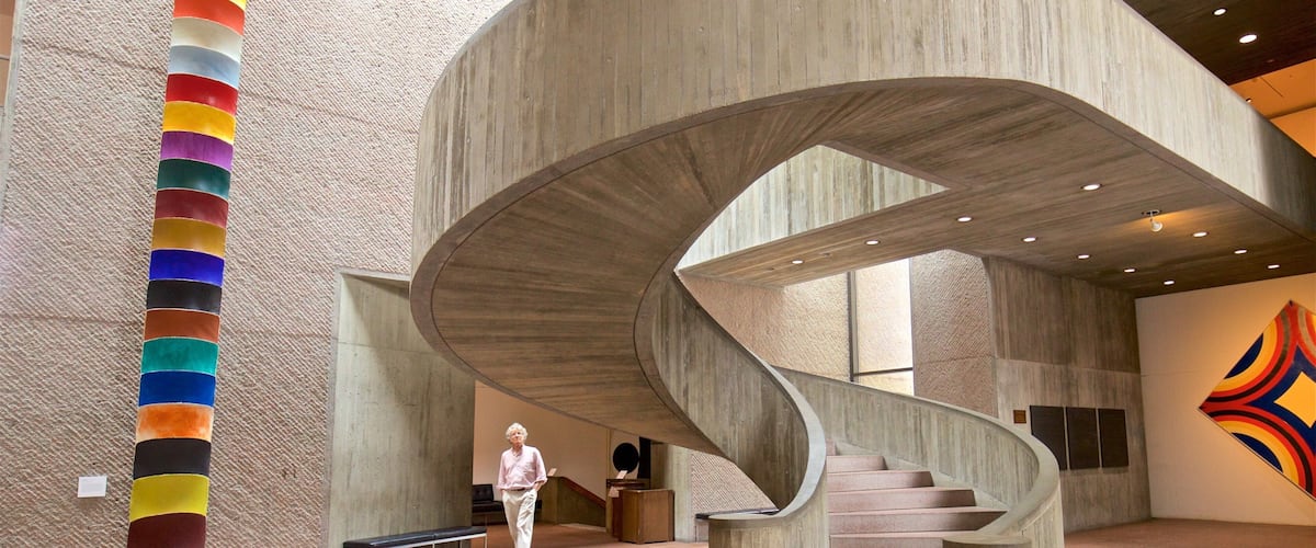 Kunstmuseum Everson toont interieur en kunst en ook een vrouw