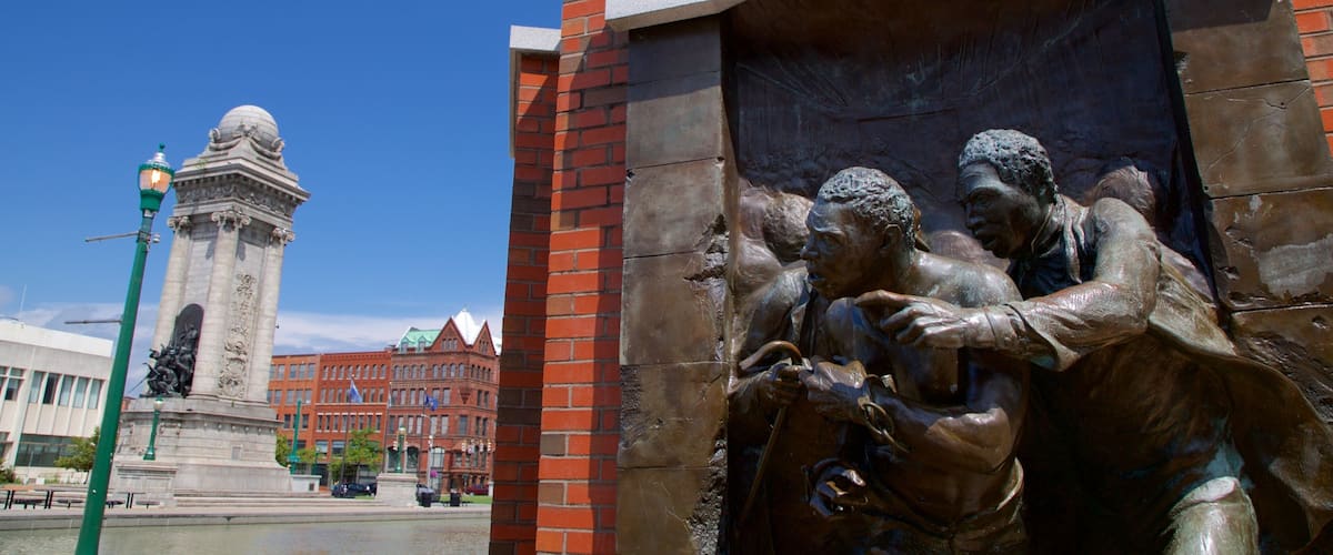 Clinton Square featuring a statue or sculpture