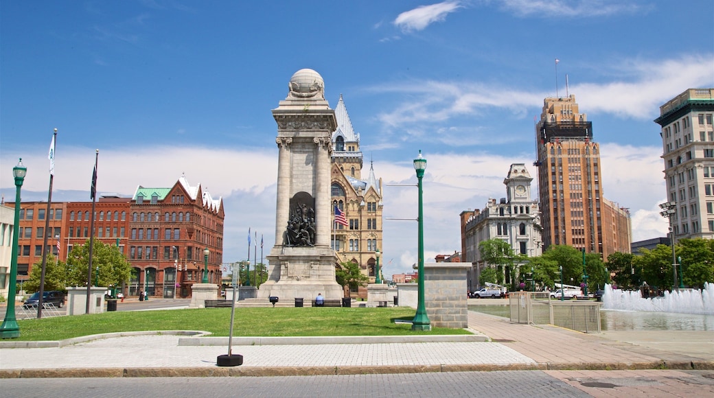 Clinton Square que incluye una ciudad, arquitectura patrimonial y un jardín