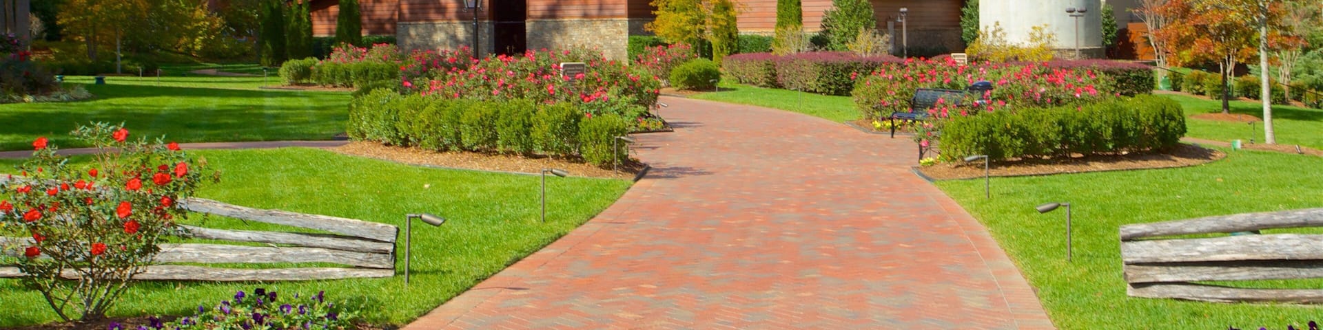 Billy Graham Library mettant en vedette parc, patrimoine historique et fleurs