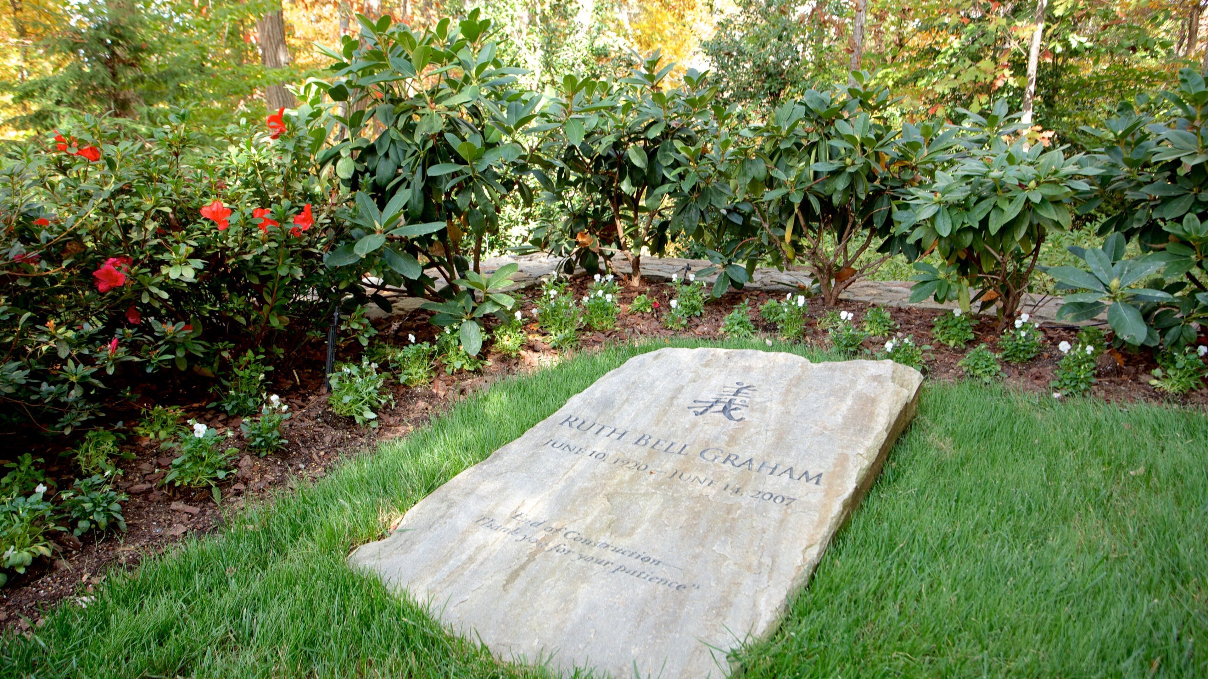 Billy Graham Library which includes a park and wild flowers