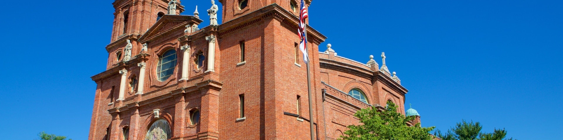 Basilica of Saint Lawrence caracterizando arquitetura de patrimônio, uma igreja ou catedral e aspectos religiosos