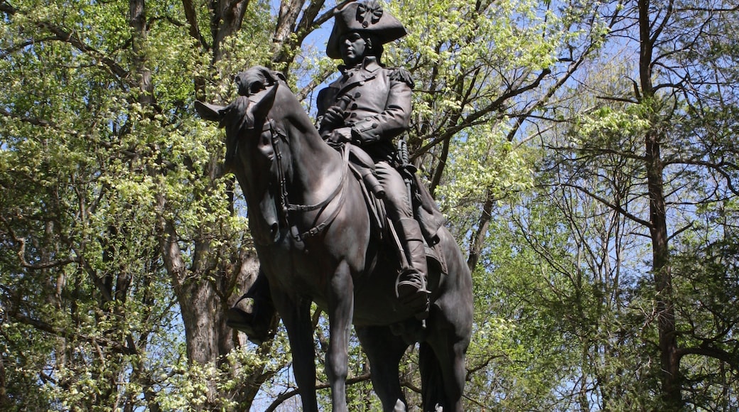 Guildford Courthouse National Military Park que inclui uma estĂĄtua ou escultura