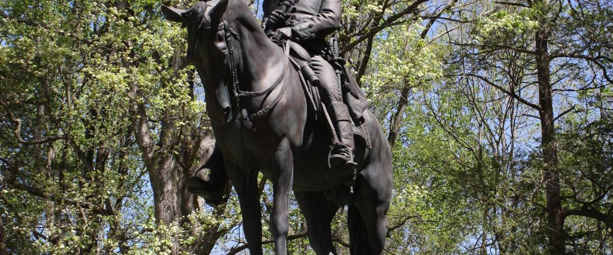 吉爾福德法院軍事公園 呈现出 雕像或雕塑