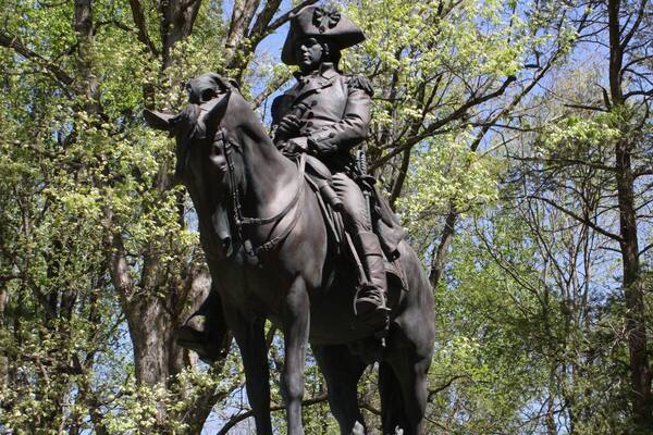 Guildford Courthouse National Military Park que inclui uma estátua ou escultura