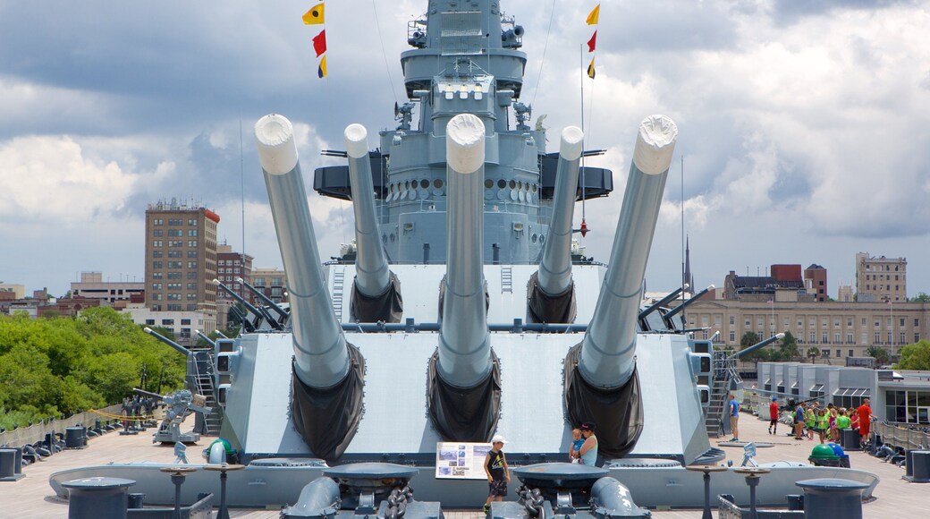 North Carolinas slagskepp som visar historiska element sÄvÀl som en liten grupp av mÀnniskor