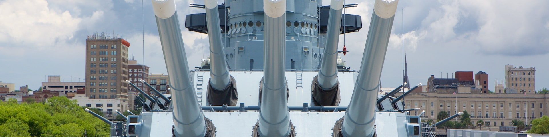 Battleship North Carolina mostrando elementos de patrimônio assim como um pequeno grupo de pessoas