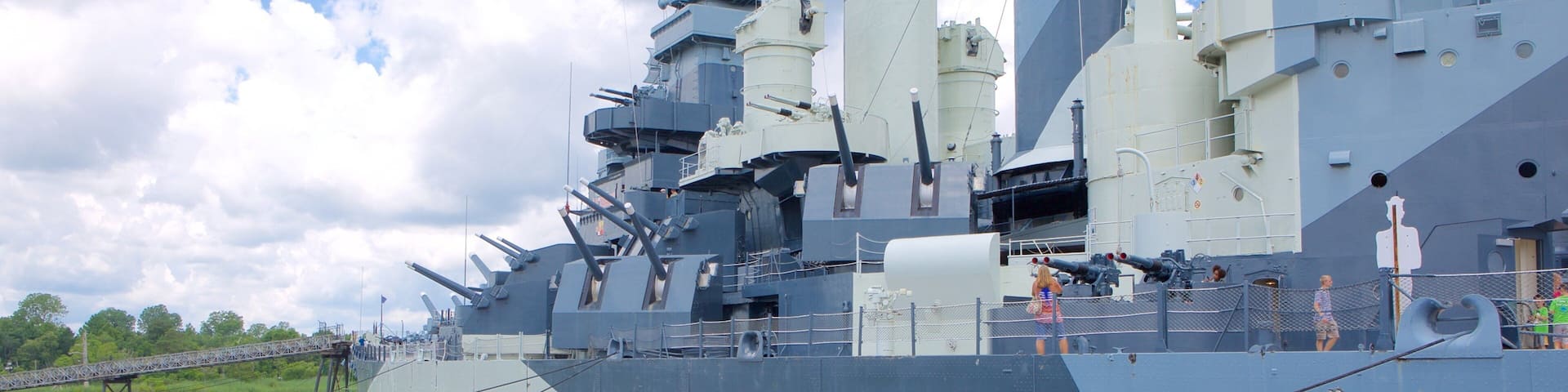Battleship North Carolina mit einem Geschichtliches sowie kleine Menschengruppe
