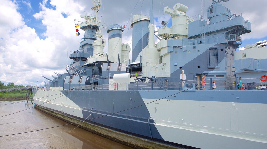 North Carolinas slagskepp som inkluderar historiska element sÄvÀl som en liten grupp av mÀnniskor