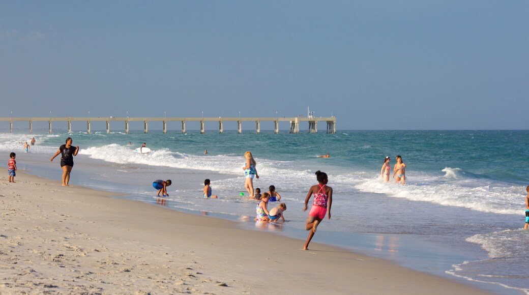 萊思維爾海灘 其中包括 沙灘 以及 一小群人