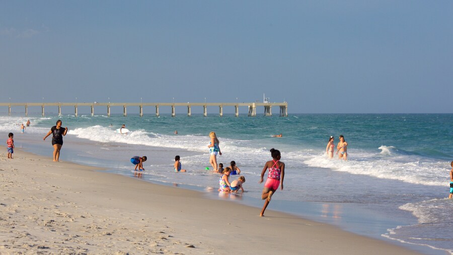 Wrightsville Beach montrant plage de sable aussi bien que petit groupe de personnes