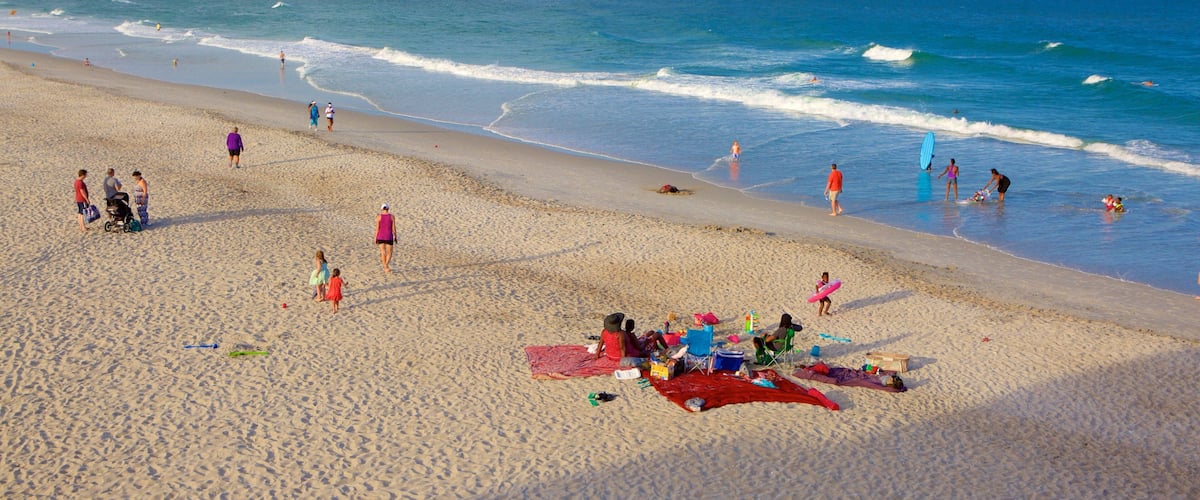 Wrightsville Beach welches beinhaltet Strand und allgemeine Küstenansicht sowie Kinder