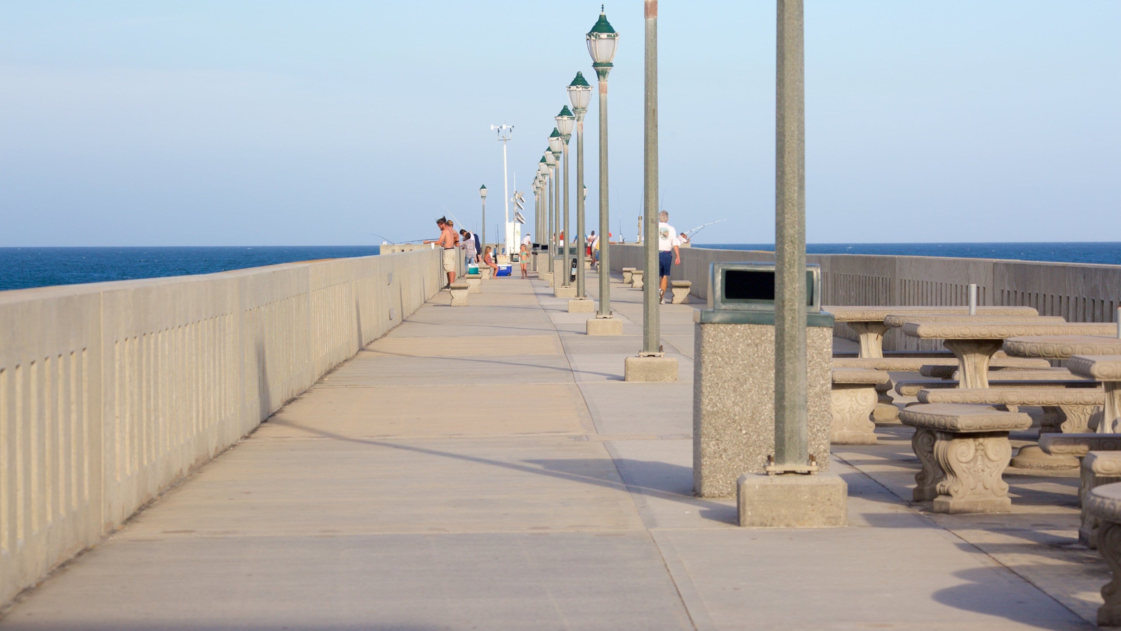萊思維爾海灘 呈现出 綜覽海岸風景 以及 一小群人