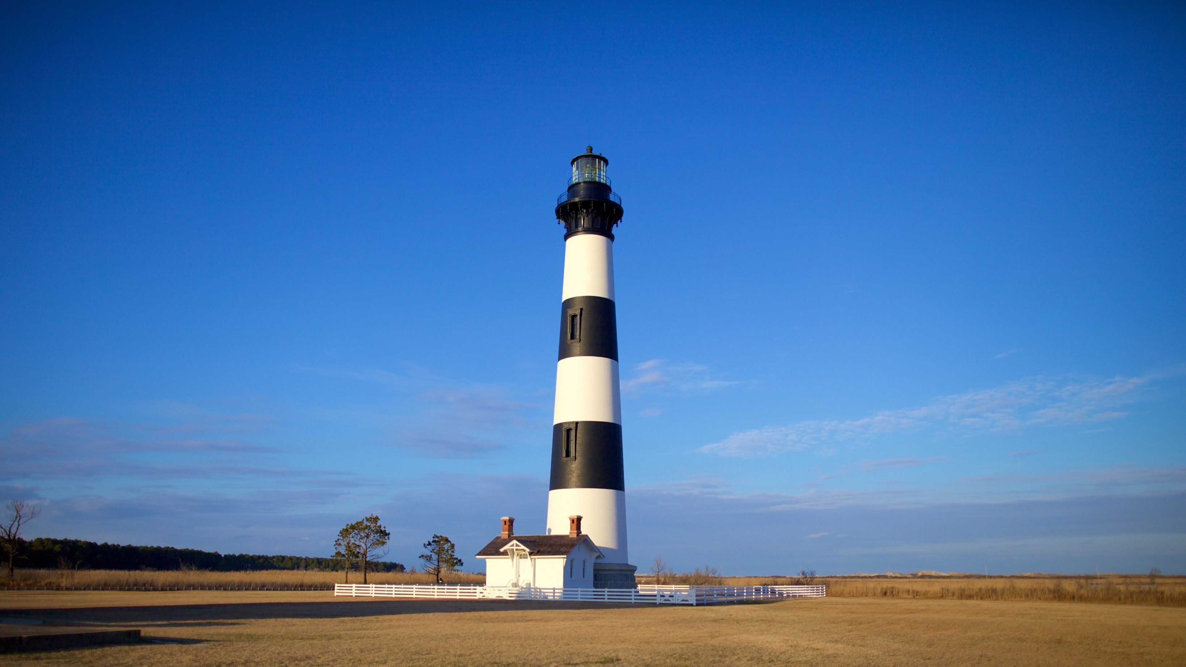 Bodie Island Lighthouse que incluye un faro