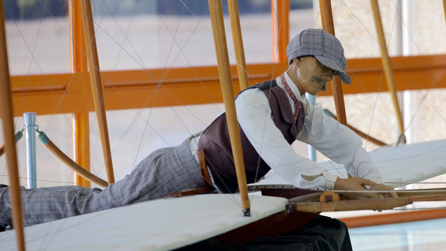 Wright Brothers National Memorial ofreciendo un monumento