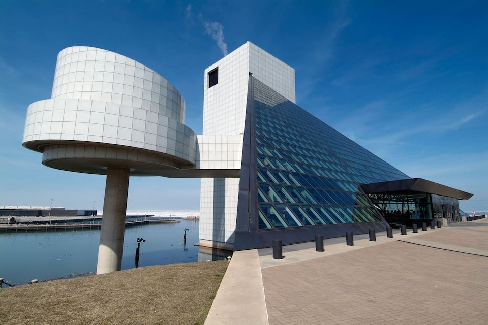 Un edificio moderno con un'architettura unica e una facciata in vetro curvo.