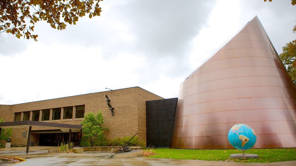 Cleveland Museum of Natural History which includes modern architecture