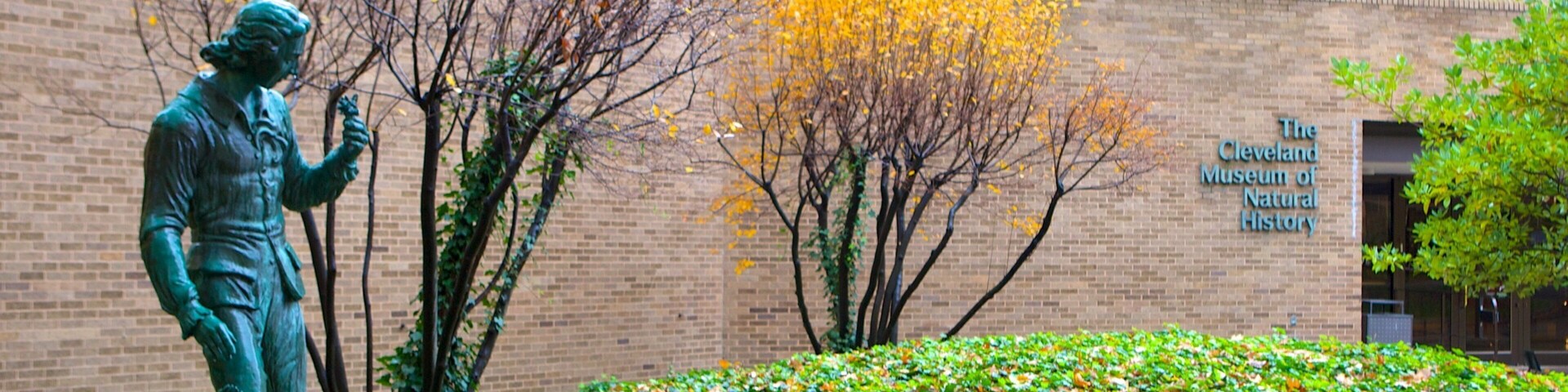 Cleveland Museum of Natural History showing a garden and a statue or sculpture