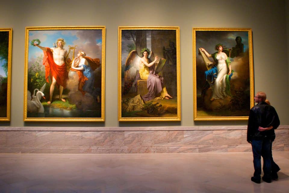 Una galleria con quattro dipinti classici appesi al muro.
