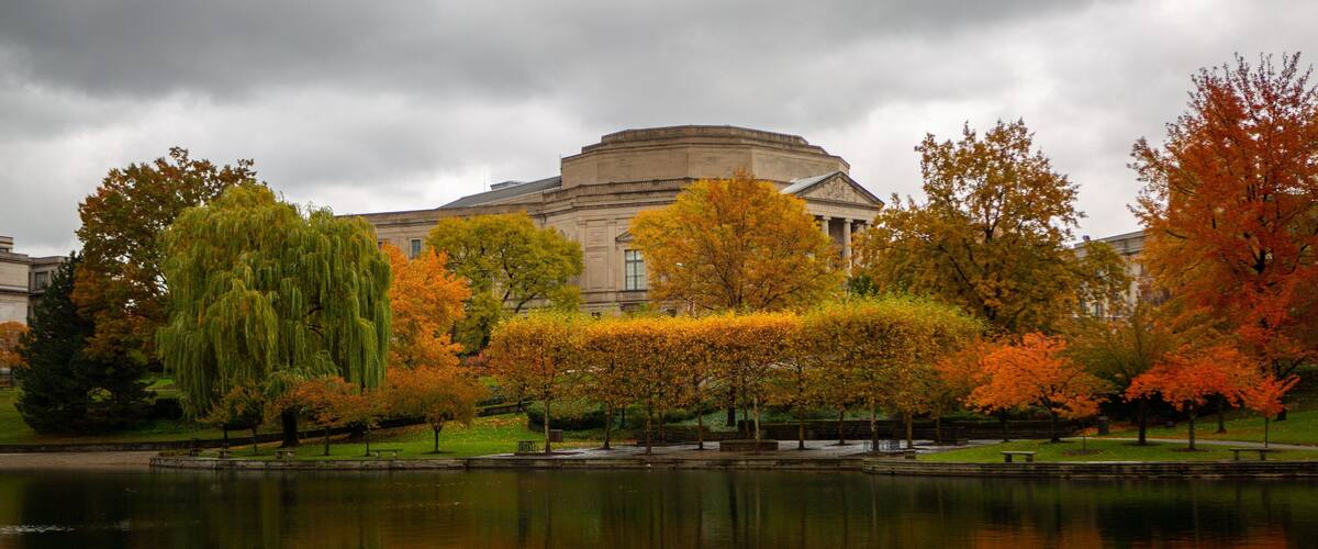 Cleveland Museum of Art which includes fall colors, a pond and a park