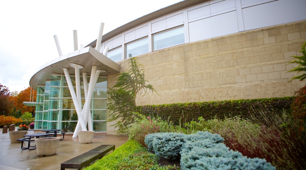 Cleveland Botanical Garden showing a garden and modern architecture