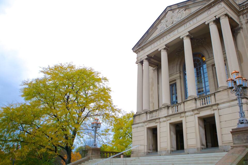 Un bâtiment de style classique, doté de colonnes et d’une grande entrée.