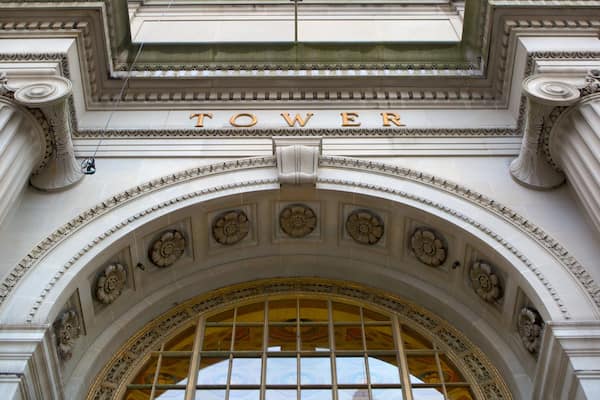 Una entrada ornamentada con arco y la palabra 'TOWER' grabada encima.