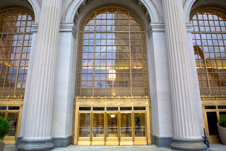 Fachada imponente de un edificio con amplios ventanales de arco y columnas ornamentadas.