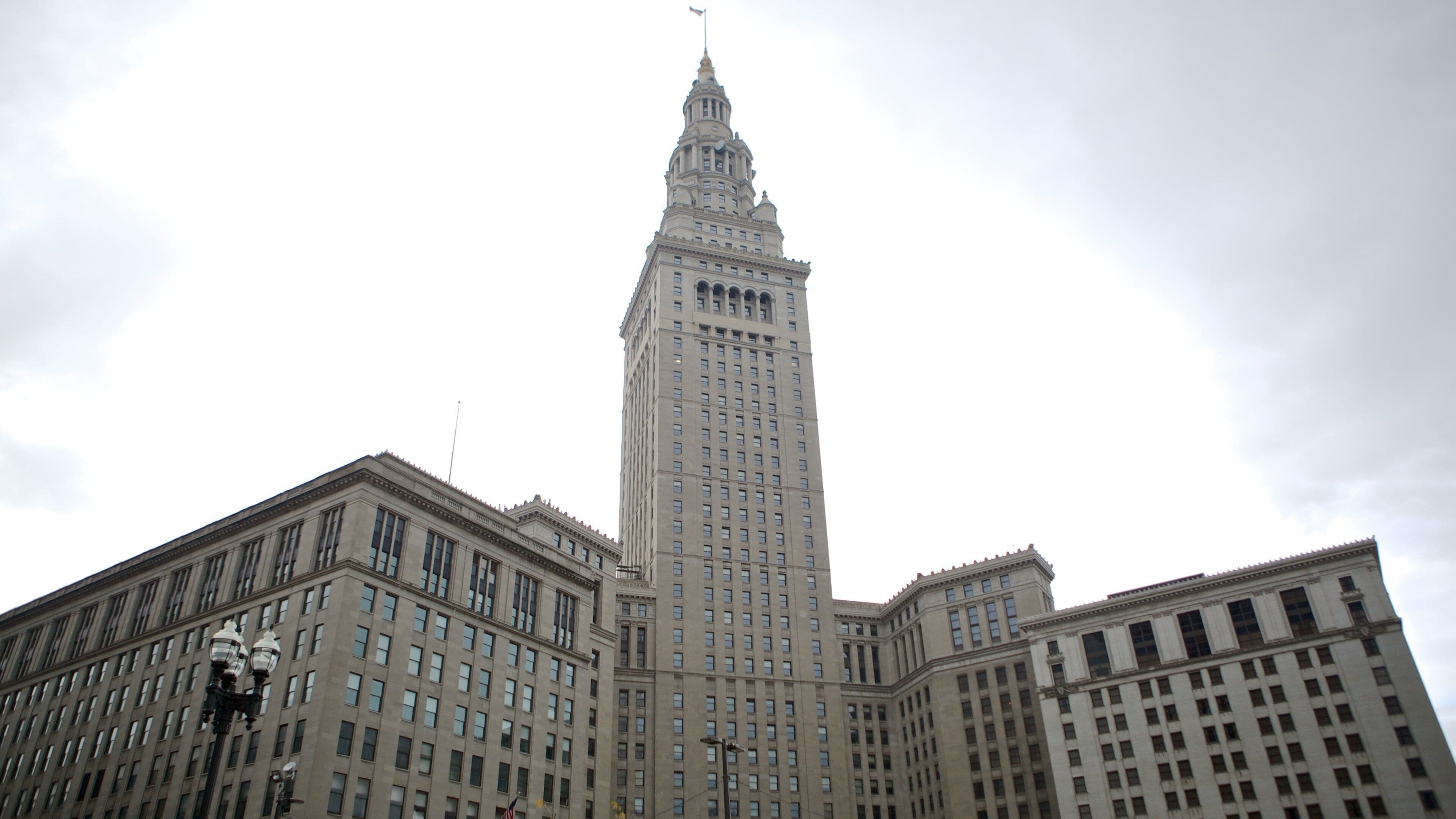 Soldiers and Sailors Monument showing a skyscraper, a city and heritage architecture