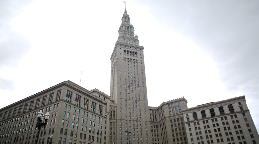 Soldiers and Sailors Monument showing a skyscraper, a city and heritage architecture