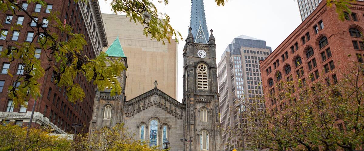 Old Stone Church which includes heritage architecture, a church or cathedral and a city
