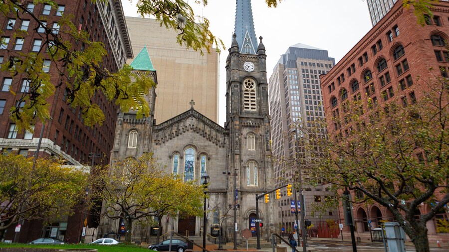 Old Stone Church which includes heritage architecture, a church or cathedral and a city