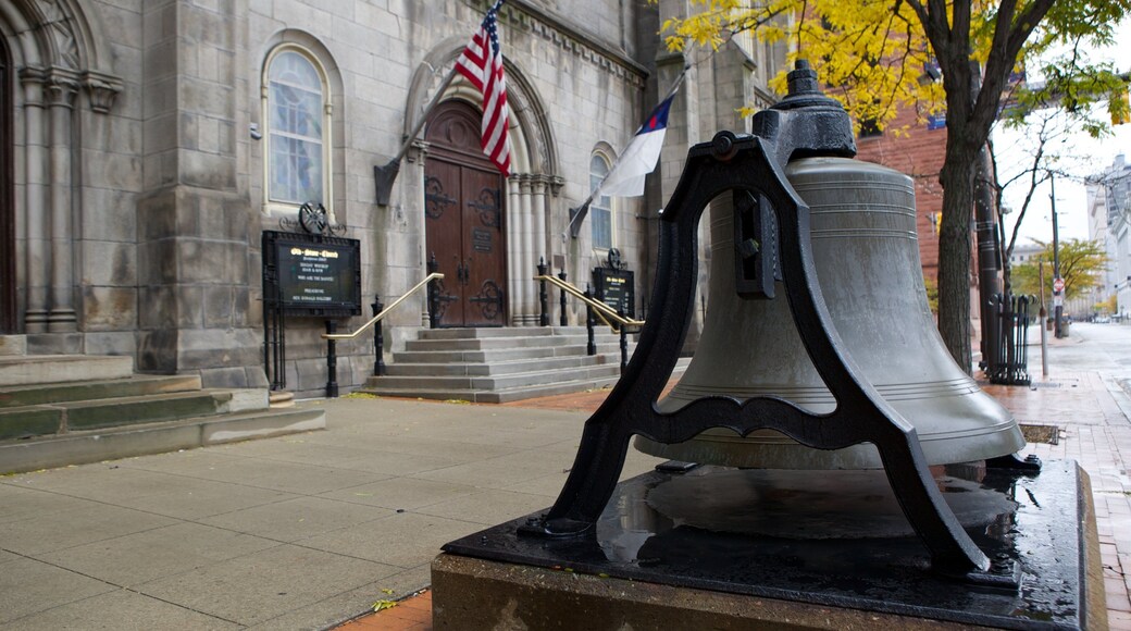 Old Stone Church showing a church or cathedral