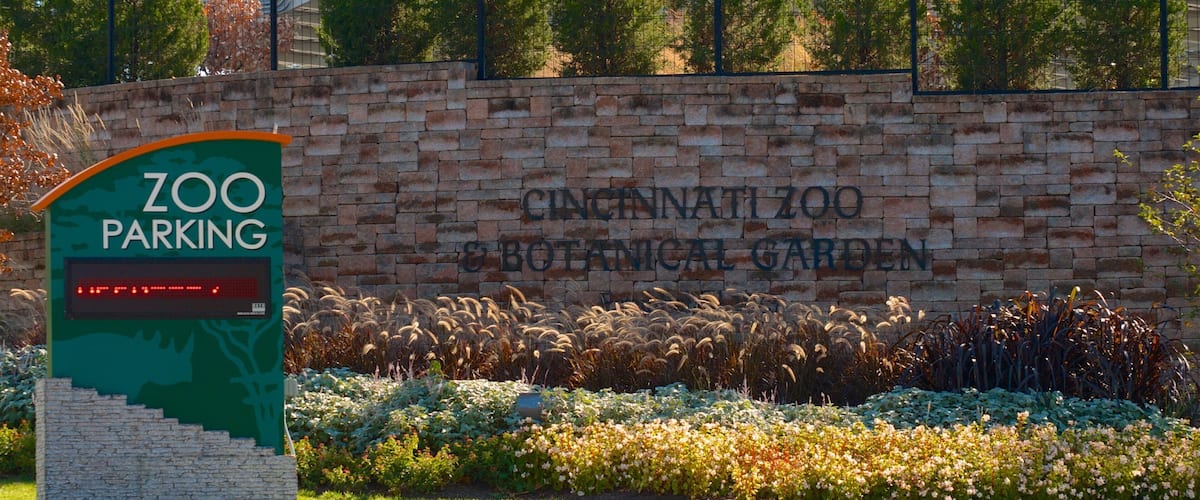 Cincinnati Zoo and Botanical Garden som inkluderar skyltar och zoodjur