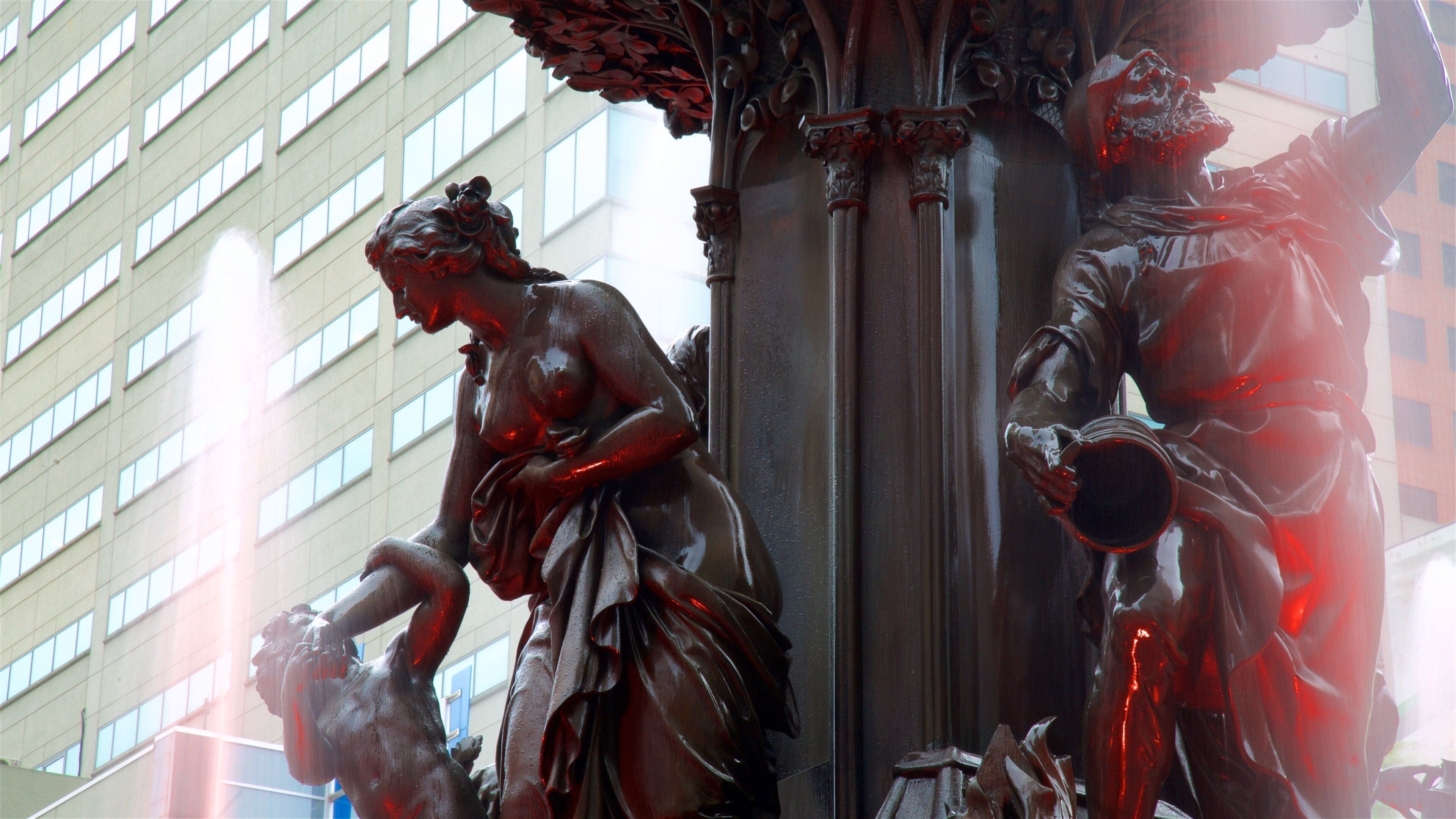 Fountain Square fasiliteter samt statue eller skulptur og fjell