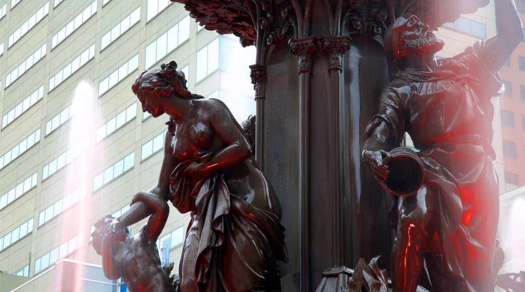 Fountain Square fasiliteter samt statue eller skulptur og fjell