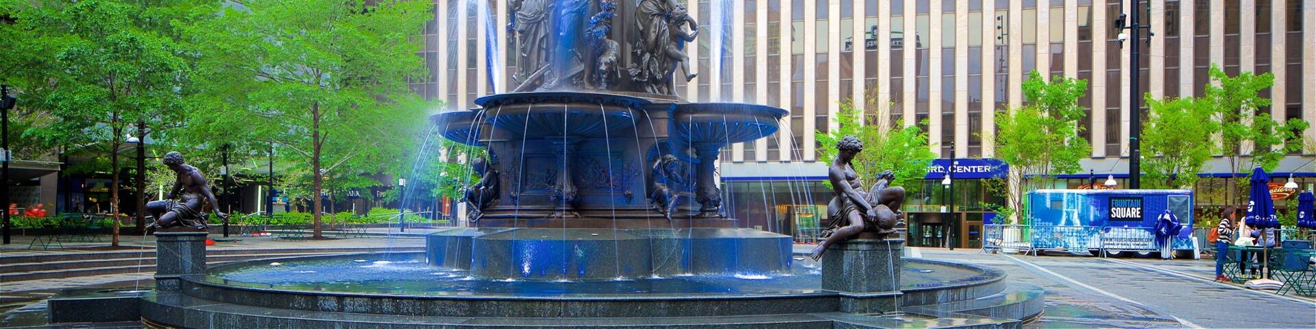 Une fontaine ornée de statues, située sur une place de la ville.