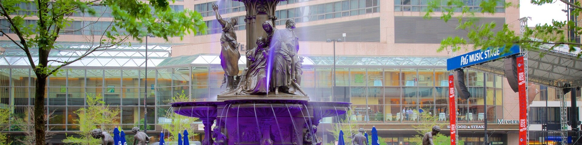 Fountain Square ofreciendo una plaza, una estatua o escultura y una fuente
