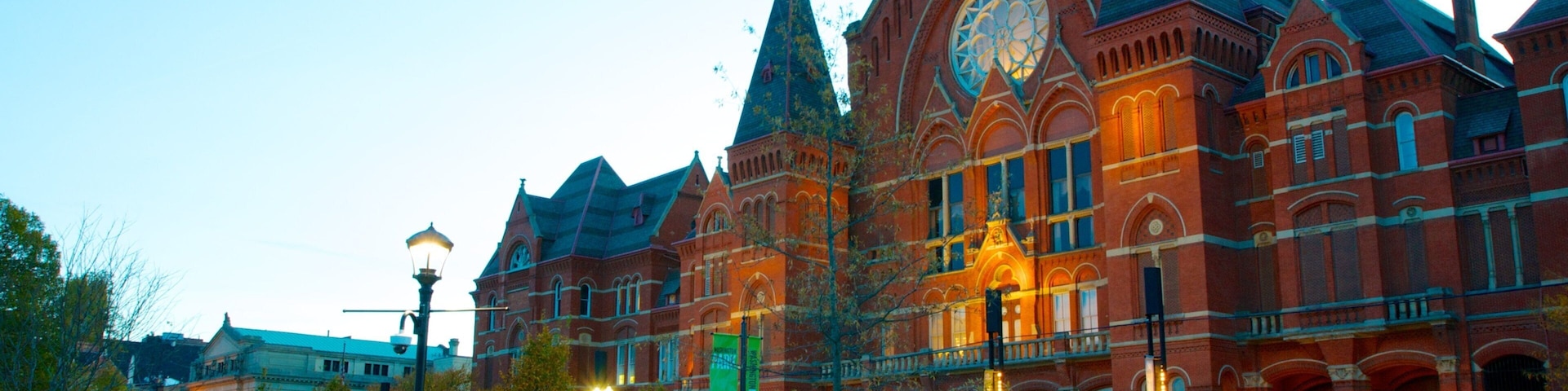 Cincinnati Music Hall que inclui música, um pequeno castelo ou palácio e uma cidade