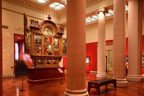 Cincinnati Art Museum ofreciendo vistas de interior, aspectos religiosos y elementos patrimoniales