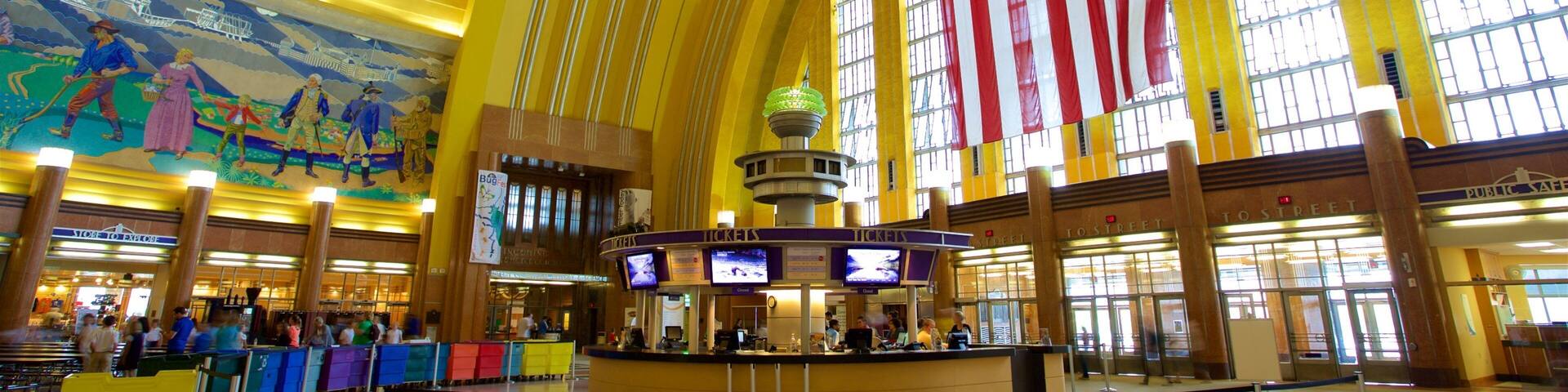 Cincinnati Museum Center at Union Terminal mostrando vistas internas e compras