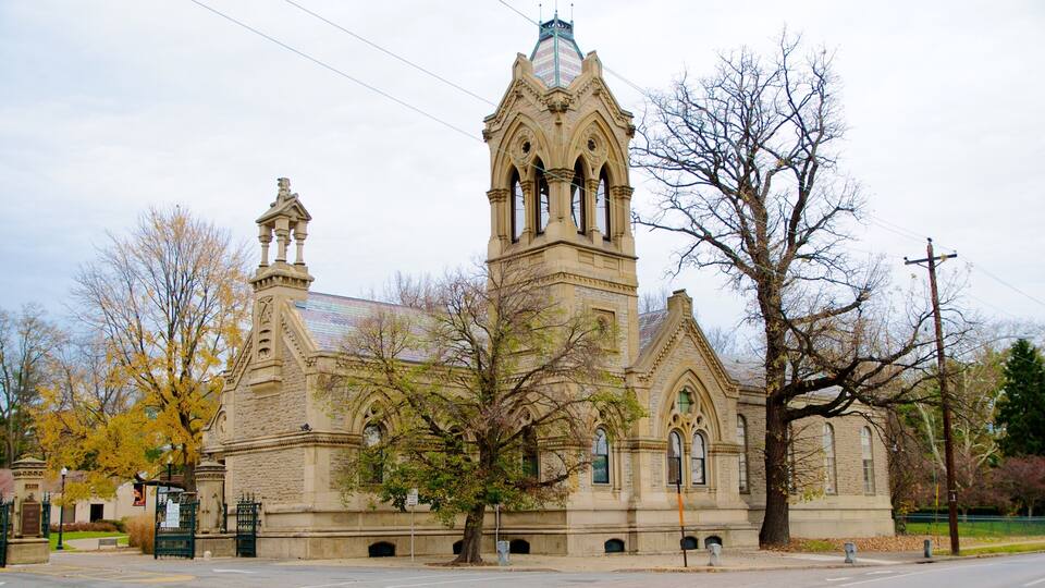 Eine historische Kirche mit einem hohen Turm und einem kleineren Kirchturm.