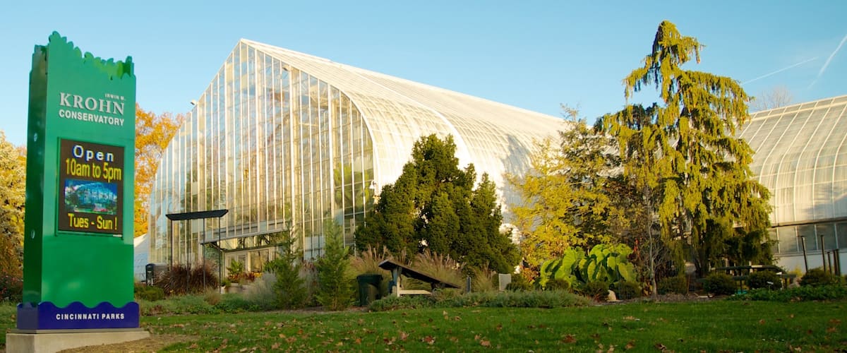 Krohn Conservatory mostrando hojas de otoño