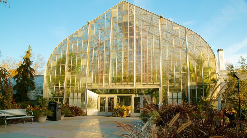 Krohn Conservatory og byder på en have og moderne arkitektur