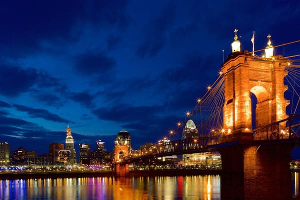 John A. Roebling Suspension Bridge que incluye escenas nocturnas, un río o arroyo y un puente