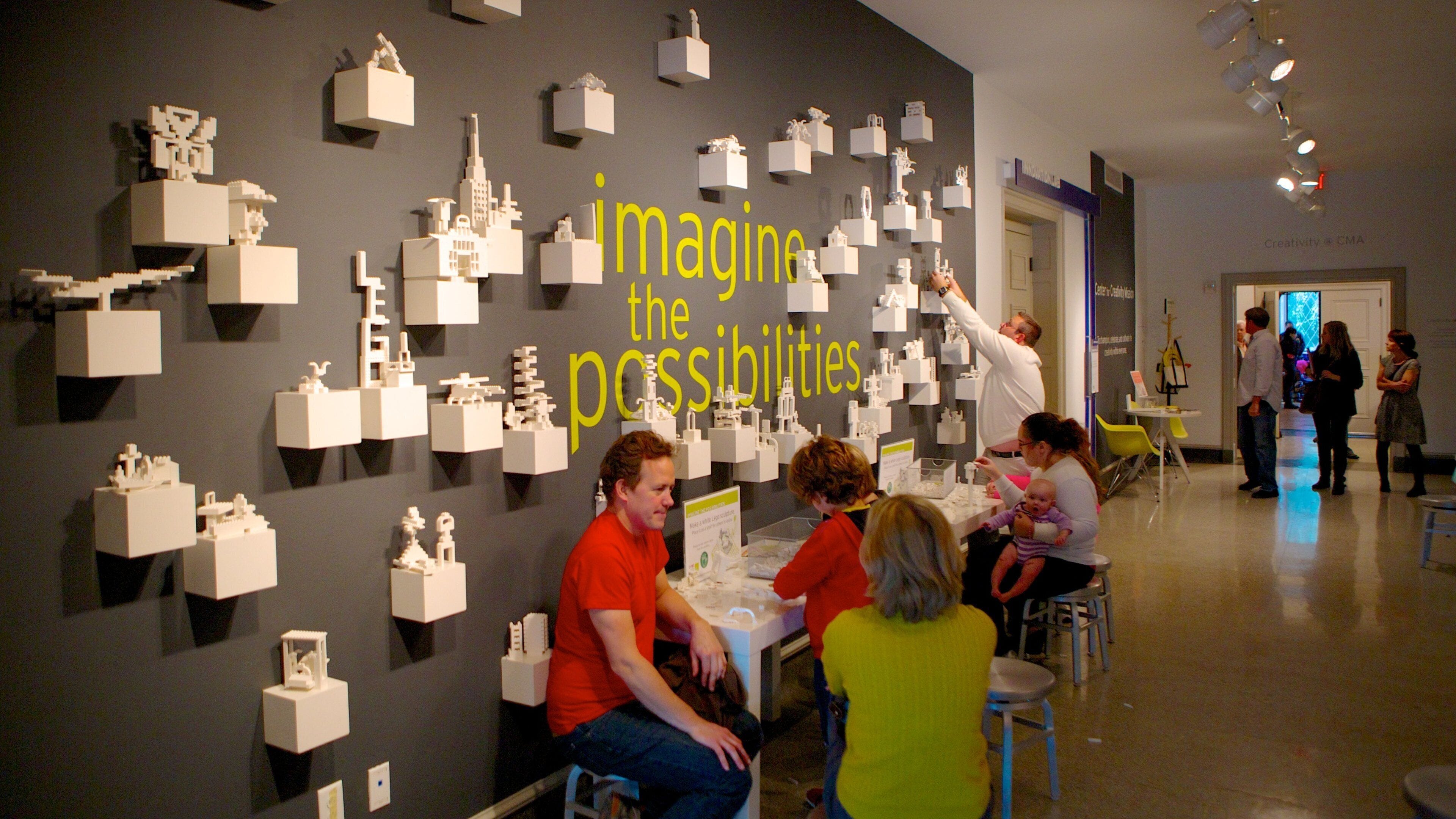 Columbus Museum of Art som inkluderar interiörer och skyltar såväl som en liten grupp av människor