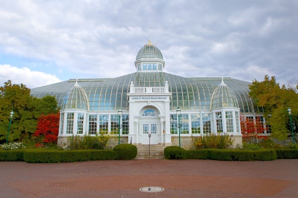 El Palm House John E. Wolfe, con cúpula de cristal y entrada blanca.
