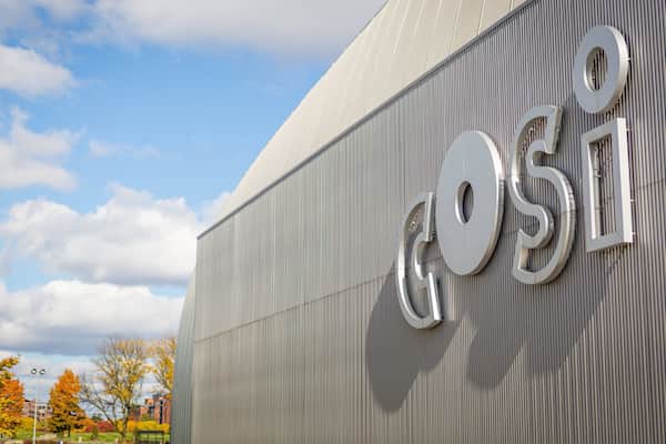 Um edifício grande com um letreiro 'COSI' em destaque em sua lateral.